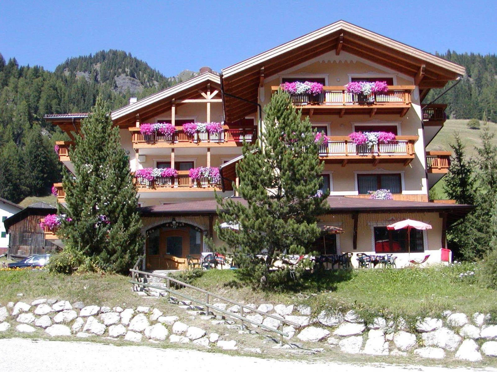 Hotel Dolomites Inn Каназей Екстериор снимка